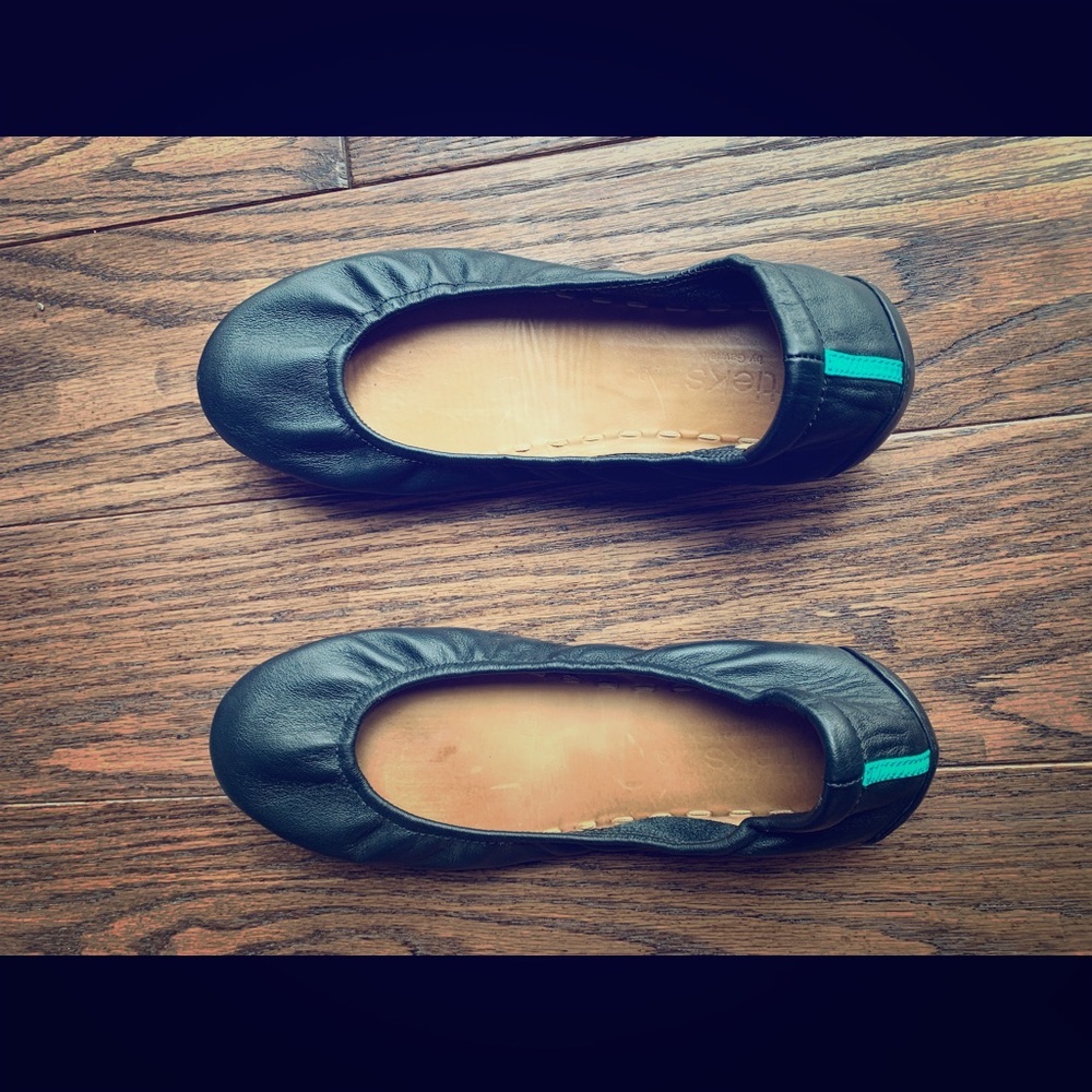 Size 9 black tiek flats
